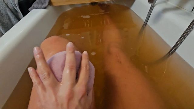 Vollgespritzt in der Badewanne