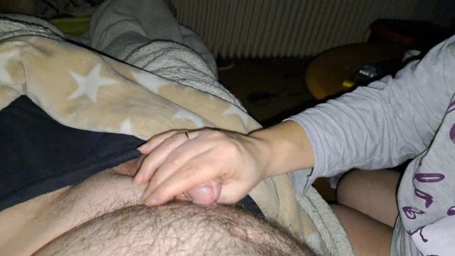 Ich weis doch das es ihm gefällt - Handjob zur guten Nacht