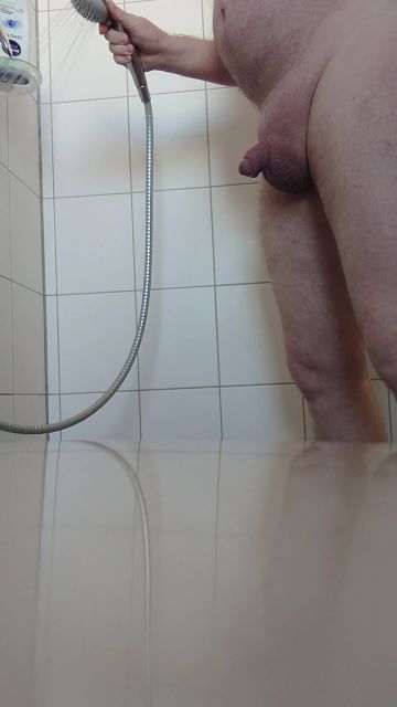 Pissen am Morgen in der Dusche