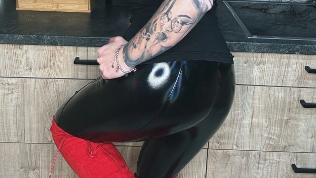 Lackleggins und rote Overknees  Gefällt dir mein Outfit?