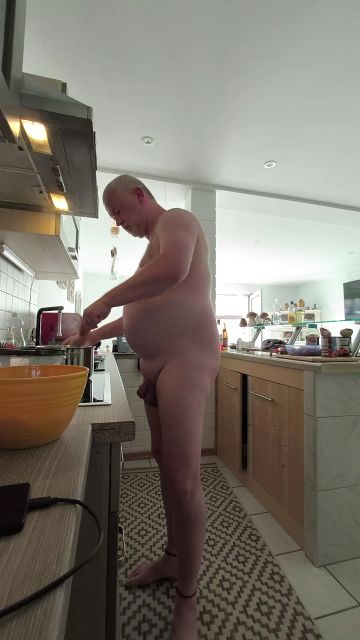 Nudist kochen der Nudeloße meiner Mama