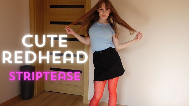 Süßer Striptease einer Redhead bis zur völligen Nacktheit