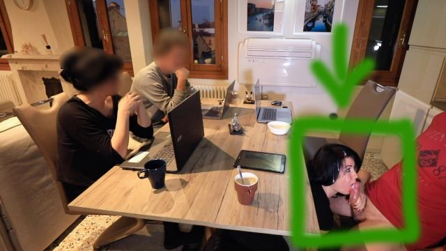 SCHAMLOS! AZUBI BEIM KONFERENZ ZUM ORGASMUS GEBRACHT