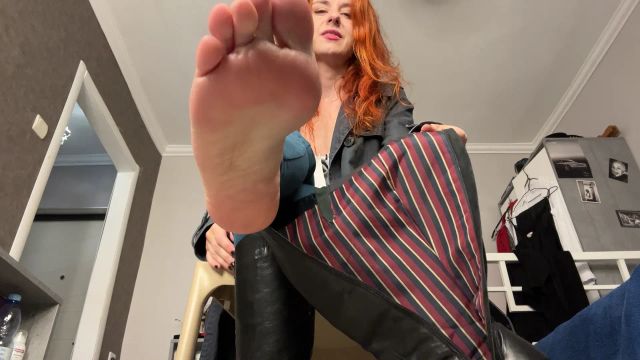 Stiefel ausziehen, stinkende Füße für deine Nase!